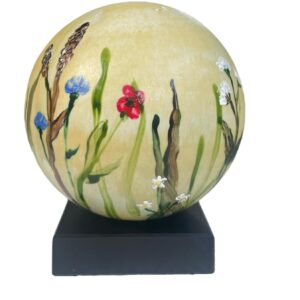 Bolvormige urn met veldbloemen