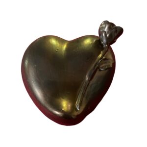 Bronzen hart met roos